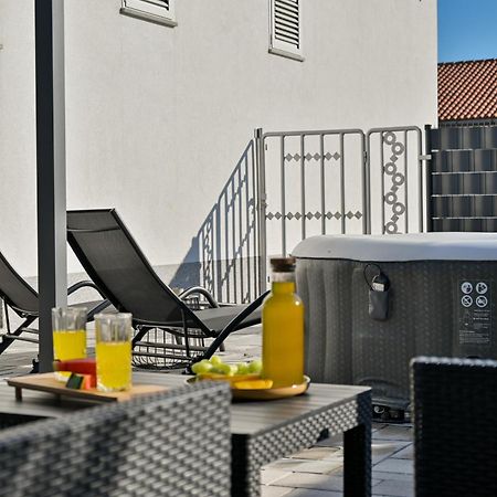 Luxury Apartment With Garden Jacuzzi And Wellness Trogir Eksteriør bilde