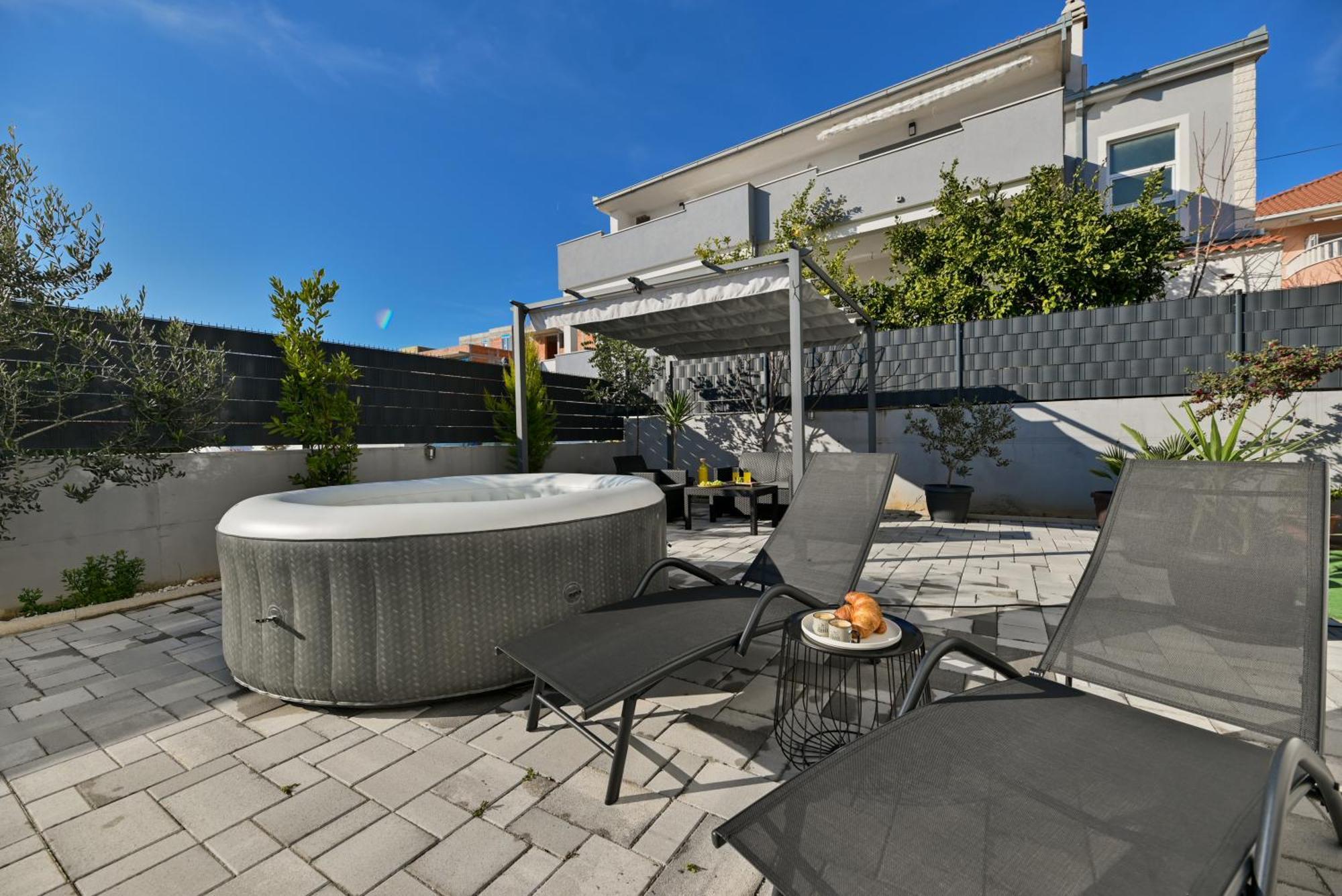 Luxury Apartment With Garden Jacuzzi And Wellness Trogir Eksteriør bilde